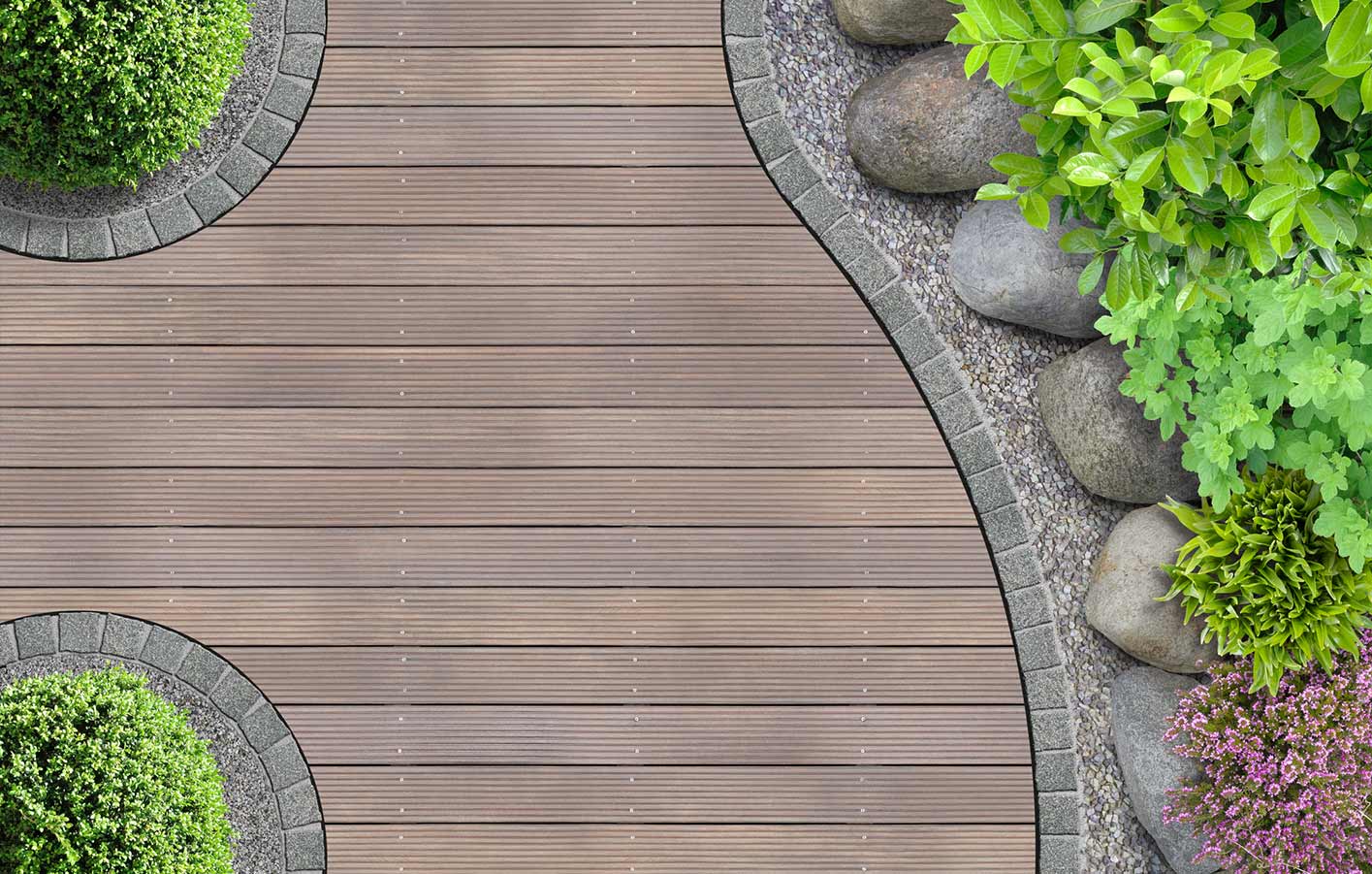 Harmonische Terrassengestaltung mit Holz-Berner Dielen, umgeben von üppigem Grün und Steinakzenten.