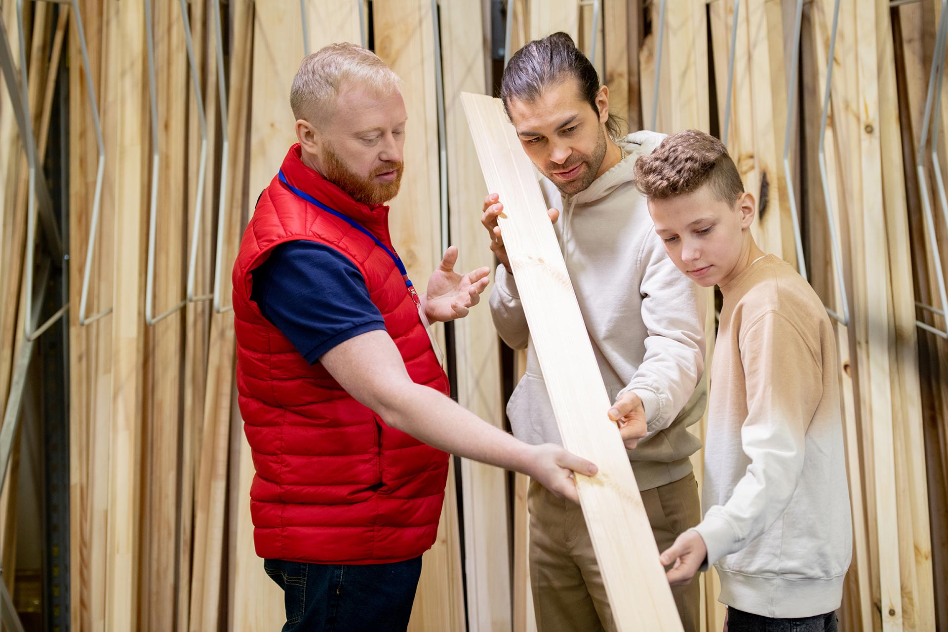 Expertise und erstklassiger Service im Holzfachmarkt in Ihrer Nähe Mann berär Vater und Sohn für das richtige Holz im Fachmarkt