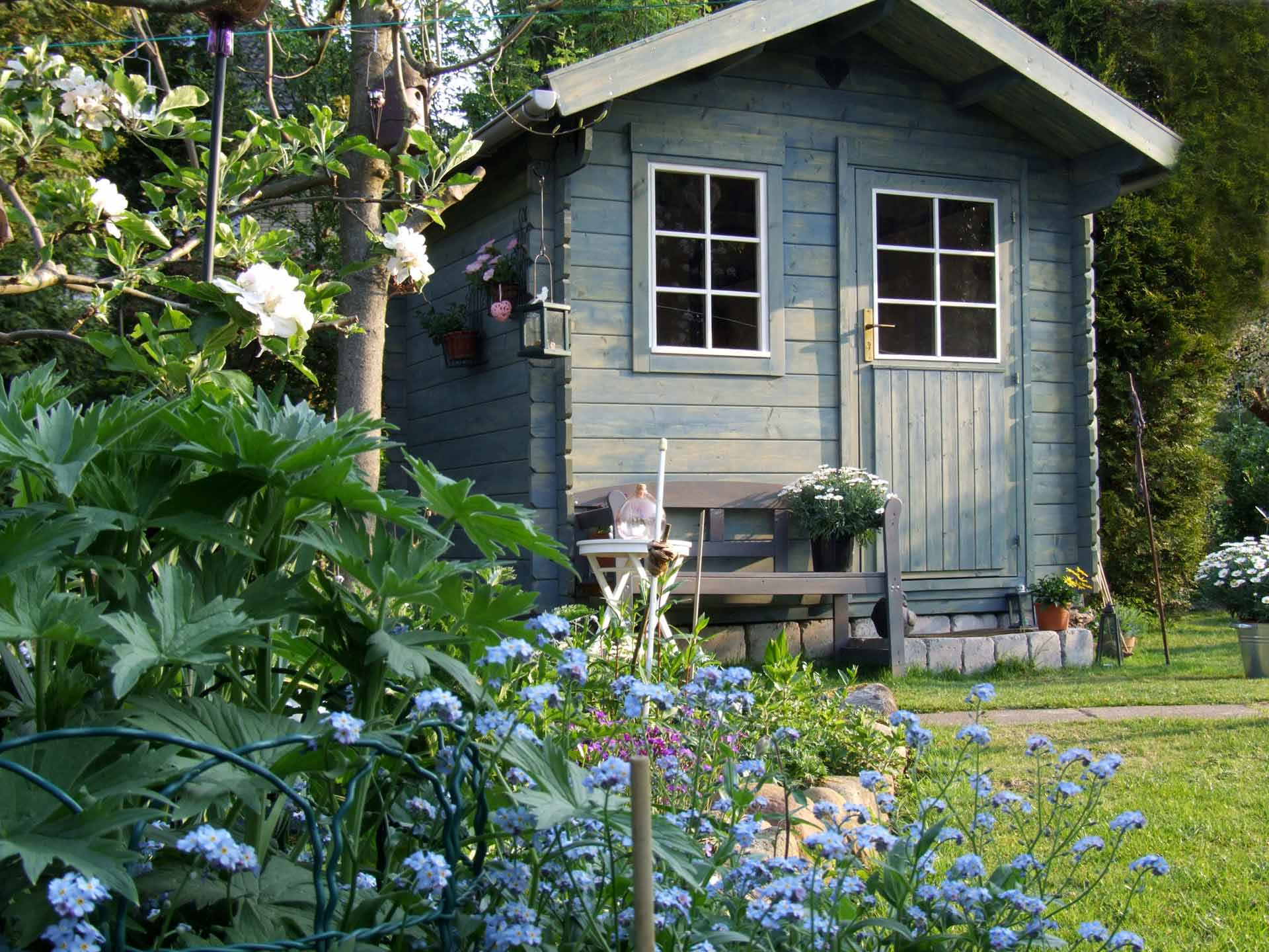 blaues Gartenhaus aus Holz